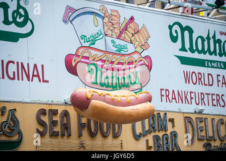 Ein Riese Hot Dog vor Nathans berühmt in Coney Island in Brooklyn in New York am Independence Day, Dienstag, 4. Juli 2017 ausgesetzt.  (© Richard B. Levine) Stockfoto