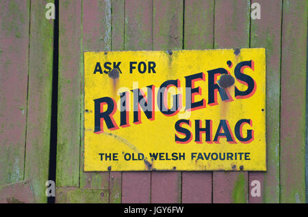 Vintage Emaille Werbeschild für Ringerlösung Shag Tabak am Scheunentor Tufton Arme Public House Tufton, Pembrokeshire, Wales Stockfoto