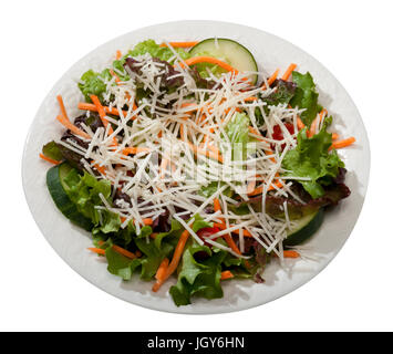 grüner Salat mit Karotten, Gurken und Käse Stockfoto