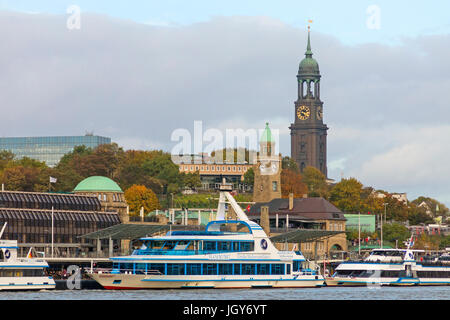 Hamburg, Deutschland - 29. Oktober 2016. Blick auf St. Pauli Piers, einer der wichtigsten Sehenswürdigkeiten Hamburgs, mit St.-Michaelis-Kirche und St. Pauli L Stockfoto