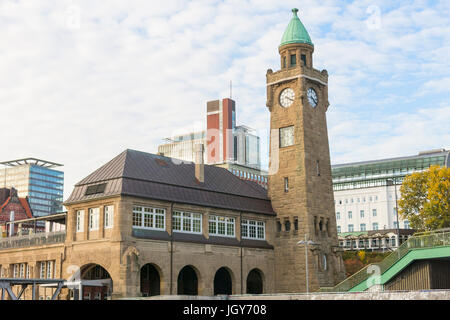 Hamburg, Deutschland - 29. Oktober 2016: Blick auf St. Pauli Piers (Deutsch: St. Pauli Landungsbrucken) eine der wichtigsten Sehenswürdigkeiten Hamburgs. Sind Stockfoto