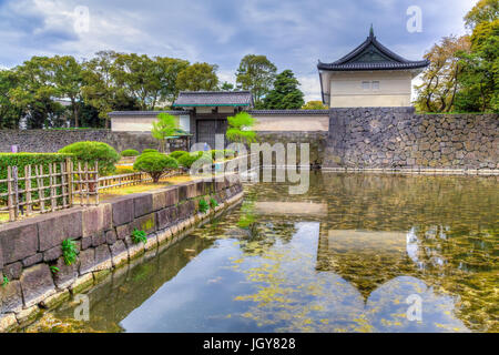 Die Hofburg Gebäude spiegelt sich in den Graben in Tokio, Japan. Stockfoto