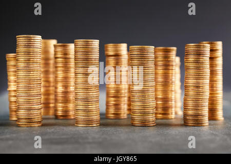 Goldene Münze Türme, Geschäft Konzept Bild. Stockfoto