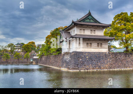 Die Hofburg Gebäude spiegelt sich in den Graben in Tokio, Japan. Stockfoto