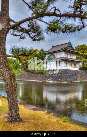 Die Hofburg Gebäude spiegelt sich in den Graben in Tokio, Japan. Stockfoto