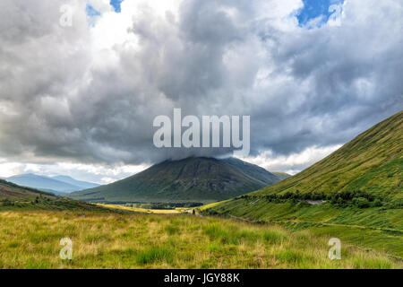 Dramatische Wolken über Beinn Dorain in Schottland. Stockfoto