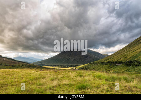 Ein Tal in Schottland einschließlich Beinn Dorain und Beinn Odhar Berge. Stockfoto