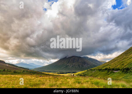 Schöne Landschaft Blick auf Beinn Dorain im Sommer in Schottland, Vereinigtes Königreich. Stockfoto