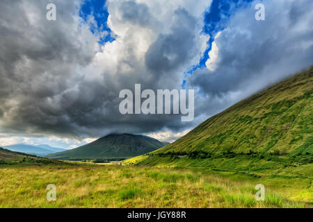 Dramatische Wolken über Beinn Dorain und Beinn Odhar Berge in Schottland. Stockfoto