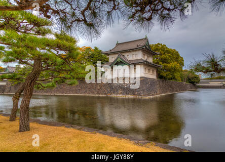 Die Hofburg Gebäude spiegelt sich in den Graben in Tokio, Japan. Stockfoto