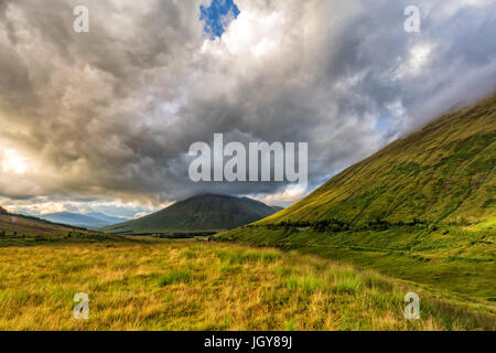 Verdent Rasen in einem Tal mit Beinn Dorain und Beinn Odhar Bergen im Hintergrund. Stockfoto