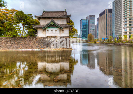 Die Hofburg Gebäude spiegelt sich in den Graben in Tokio, Japan. Stockfoto