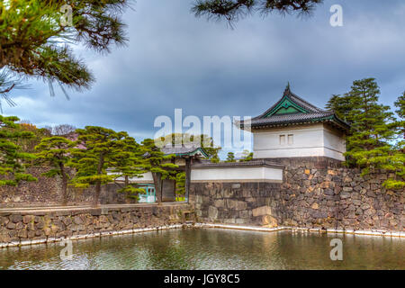 Die Hofburg Gebäude spiegelt sich in den Graben in Tokio, Japan. Stockfoto