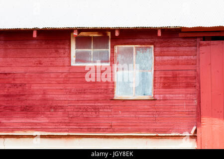 Alte rote Scheune mit schmutzigen Fenstern auf den Ebenen von Colorado Stockfoto