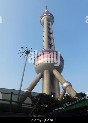 Die "Oriental Pearl TV Tower", Geschäftsviertel Pudong, Shanghai, China, Asien Stockfoto