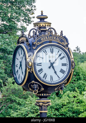 Bukarest, Rumänien - 25. Mai 2014: The Clock Eingang von Herastrau Park. Stockfoto