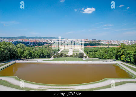 Wien, Österreich - 8. Mai 2012. Das Schloss Schönbrunn, Blick vom Gloriette Stockfoto