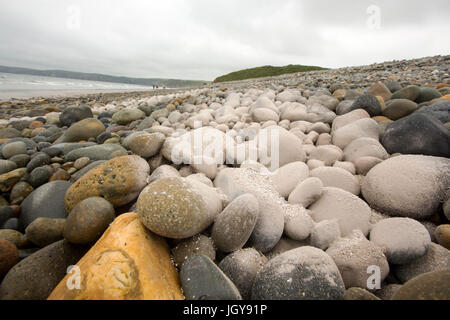 Someones Asche verstreut im Newgale Sands, Pembrokeshire, Wales, Vereinigtes Königreich. Stockfoto