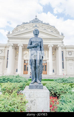 Bukarest, Rumänien - 25. Mai 2014: Die Statue von Mihai Eminescu vor dem Gebäude "Ateneul Roman" genannt. Rumänischen Athenaeum. Stockfoto