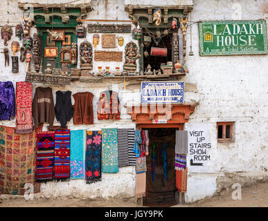 Leh, Ladakh, Indien, 12. Juli 2016: Souvenir shop-Display in Leh, Ladakh Bezirk von Kaschmir, Indien Stockfoto