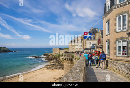 Frankreich, Bretagne, Saint-Malo, Blick auf Plage de Bon Secours Strand von der alten Stadtmauer der ummauerten Stadt Stockfoto