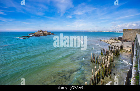 Frankreich, Bretagne, Saint-Malo, Blick auf Fort National bauen 1789 zum Schutz der Hafen von Saint-Malo, gesehen von der Stadtmauer Stockfoto