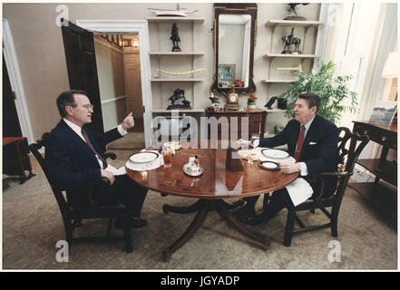 Präsident Ronald Reagan trifft sich mit Vize-Präsident George Bush während des Mittagessens im Weißen Haus Stockfoto