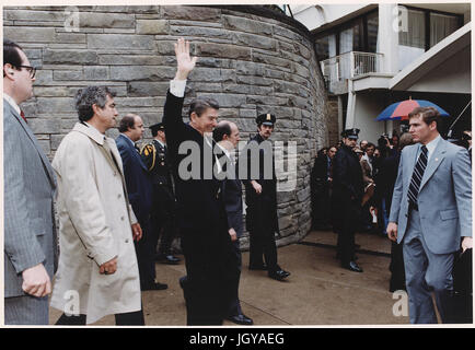 Präsident Reagan winken Massen unmittelbar bevor Sie erschossen in einem Attentat, Washington, DC Stockfoto