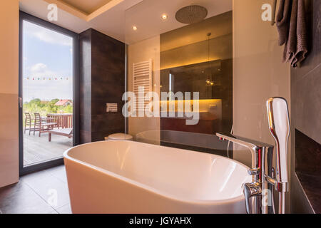 Luxuriöses Badezimmer mit stilvollen Badewanne und große Fenster Stockfoto