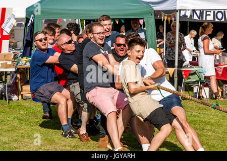 Ein traditionelles Tauziehen Am Fairwarp Dorffest, Fairwarp, East Sussex, Großbritannien Stockfoto