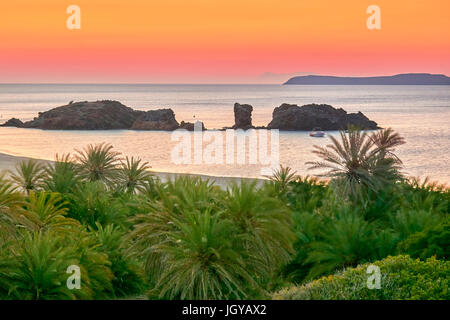 Dämmerung vor Sonnenaufgang am Strand von Vai, Insel Kreta, Griechenland Stockfoto