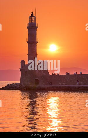 Chania - Leuchtturm bei Sonnenuntergang, Insel Kreta, Griechenland Stockfoto