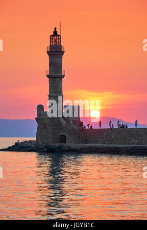 Leuchtturm in den Sonnenuntergang, Altstadt von Chania, Kreta, Griechenland Stockfoto