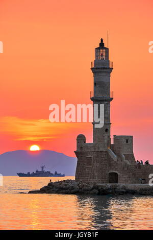 Sonnenuntergang über dem Chania Leuchtturm, Insel Kreta, Griechenland Stockfoto
