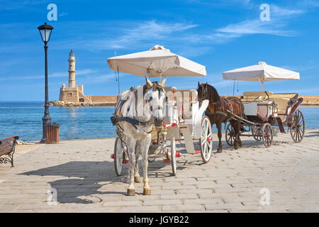 Kutsche mit Pferd, Leuchtturm im Hintergrund, Altstadt von Chania, Kreta, Griechenland Stockfoto