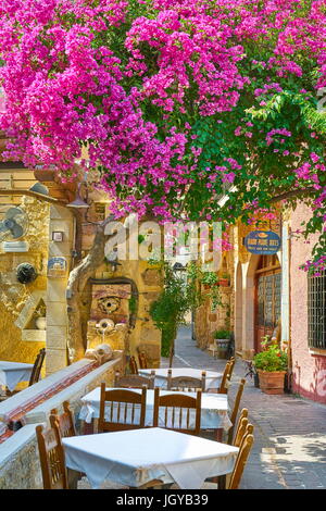 Restaurant in der Altstadt von Chania, blühende Blumen, Insel Kreta, Griechenland Stockfoto