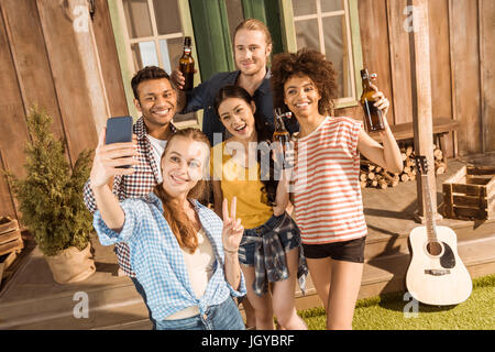 multiethnische Gruppe von Freunden mit Bier, Spaß und nehmen Selfie auf smartphone Stockfoto