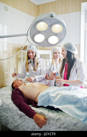 Junge talentierte Chirurgen die Operation auf ihre Patienten. Stockfoto