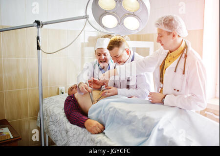 Junge talentierte Chirurgen die Operation auf ihre Patienten. Stockfoto