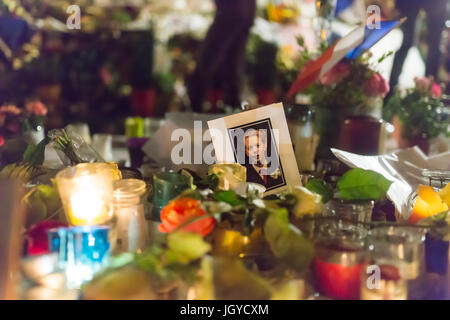 Angesichts der Opfer. Spontane Hommage an die Opfer der Terroranschläge in Paris, den 13. November 2015. Stockfoto