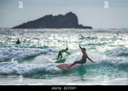 Surfen-UK. Ein junger Surfer auf einer Welle am Fistral in Newquay, Cornwall. Stockfoto