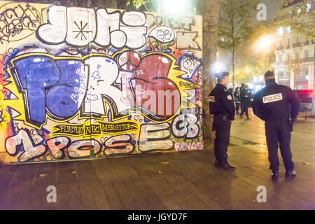 2 Polizisten in der Nähe des Graff. Spontane Hommage an die Opfer der Terroranschläge in Paris, den 13. November 2015. Stockfoto