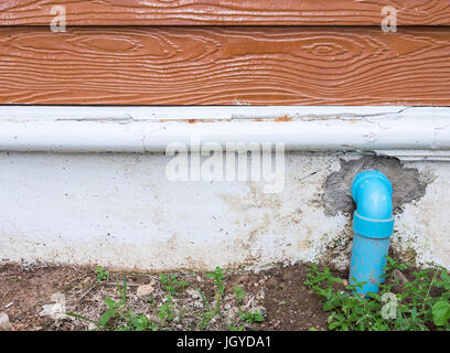 Kurve PVC-Rohrleitung für die Entwässerung von der Toilette des Hauses, die Abwasser-Schächte, Textfreiraum. Stockfoto