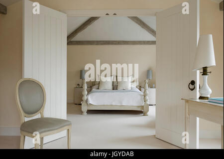 Offene Türen für Gustavian Schlafzimmer Stockfoto