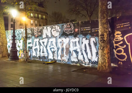No pasaran Graff. Spontane Hommage an die Opfer der Terroranschläge in Paris, den 13. November 2015. Stockfoto