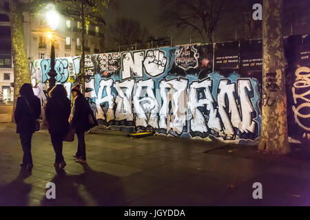 No pasaran Graff mit 3 Personen. Spontane Hommage an die Opfer der Terroranschläge in Paris, den 13. November 2015: Stockfoto