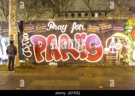 Beten Sie für Paris Graff mit einem Kerl stehen. Spontane Hommage an die Opfer der Terroranschläge in Paris, den 13. November 2015: Stockfoto
