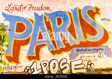 Paris Graff: Land der Freiheit. Spontane Hommage an die Opfer der Terroranschläge in Paris, den 13. November 2015. Stockfoto