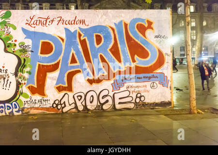 Paris Graff: Land der Freiheit. Spontane Hommage an die Opfer der Terroranschläge in Paris, den 13. November 2015. Stockfoto