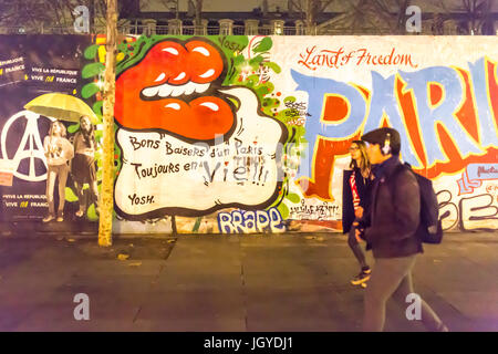 Paris Graff: Land der Freiheit. Spontane Hommage an die Opfer der Terroranschläge in Paris, den 13. November 2015. Stockfoto